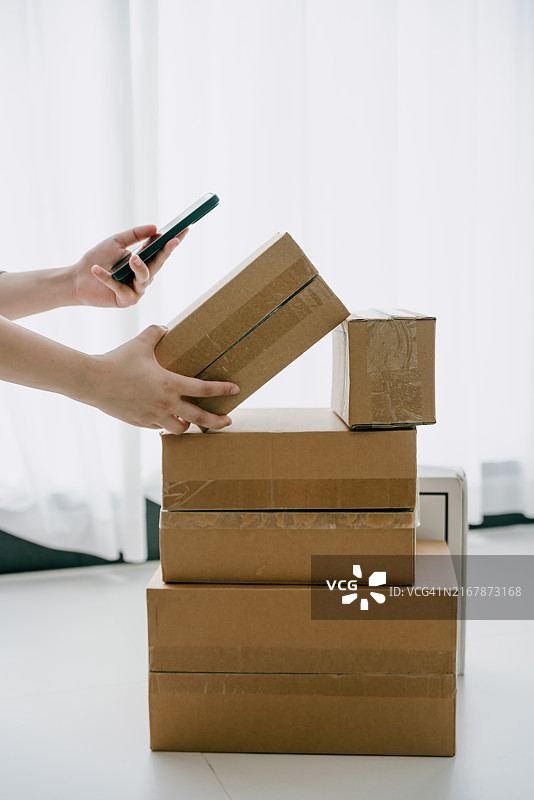 使用手机查看快递包裹图片素材