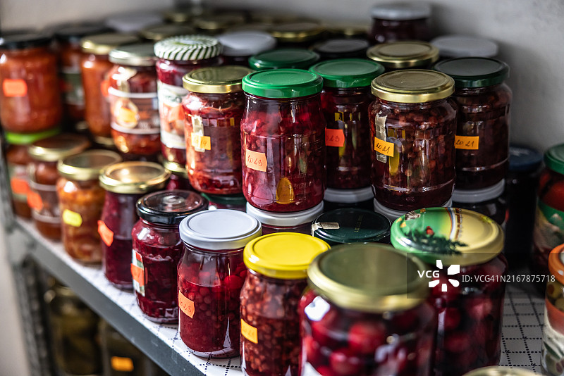 食品储藏室架子上玻璃罐中的果蔬蜜饯图片素材