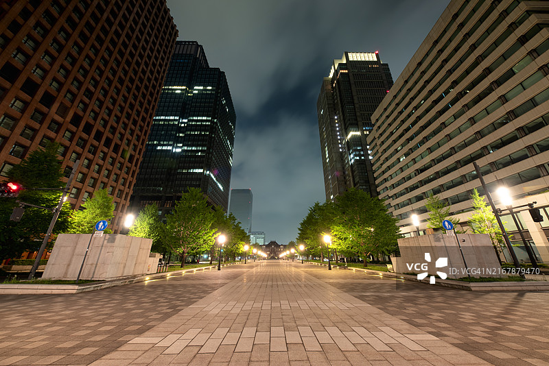 东京站丸之内出口的宽阔人行街道夜景（行幸通）图片素材