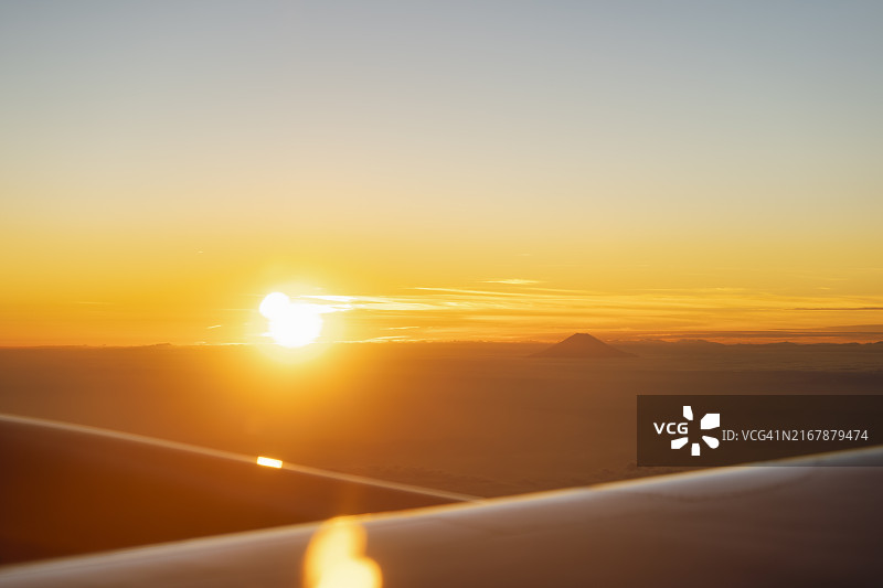 富士山与飞机机翼上的日落图片素材