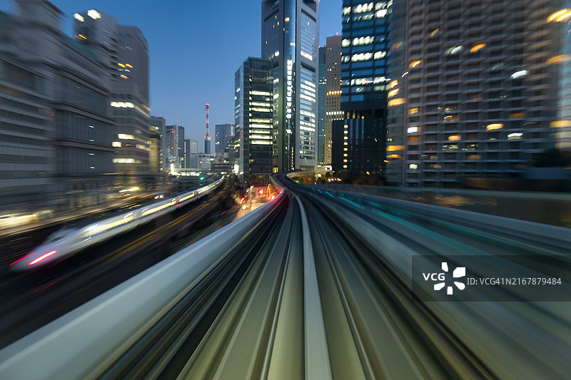 高速陆地车辆冲向东京天际线，一辆子弹头列车并排行驶（第一人称视角）图片素材