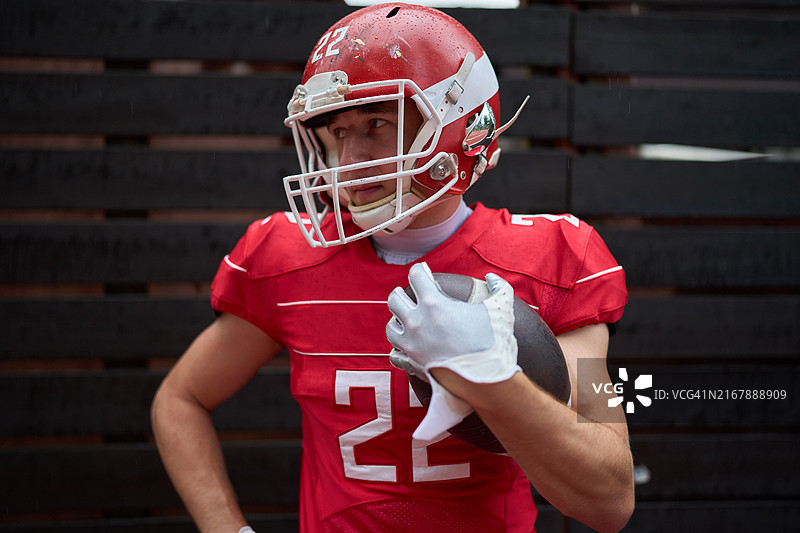 戴红色头盔和球衣的橄榄球运动员图片素材