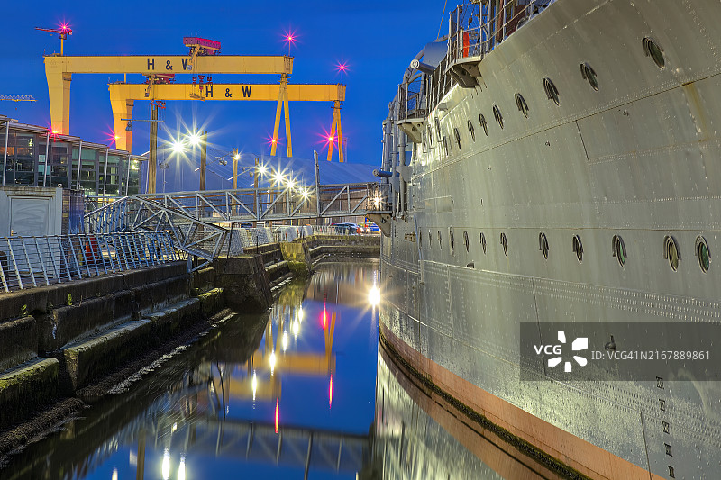 卡罗琳号巡洋舰、参孙和歌利亚，哈兰德与沃尔夫的龙门起重机，位于北爱尔兰贝尔法斯特，英国图片素材