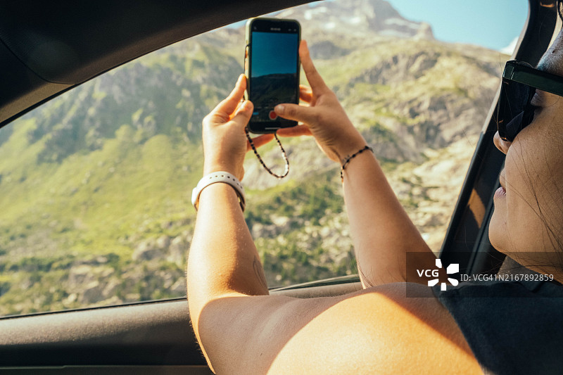 女人在瑞士自驾游时在车内录像图片素材