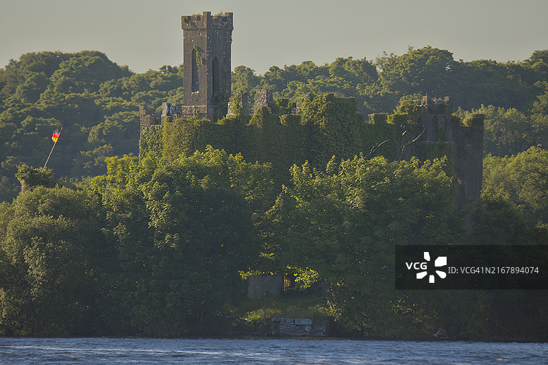 麦克德莫特城堡，位于爱尔兰共和国罗斯康芒郡的洛基湖图片素材