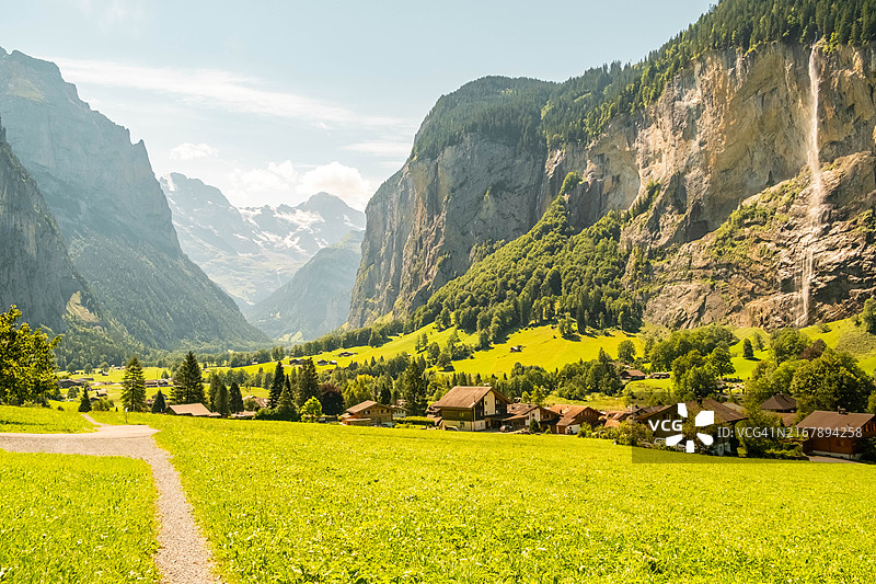 瑞士劳特布龙嫩夏日田园风光图片素材