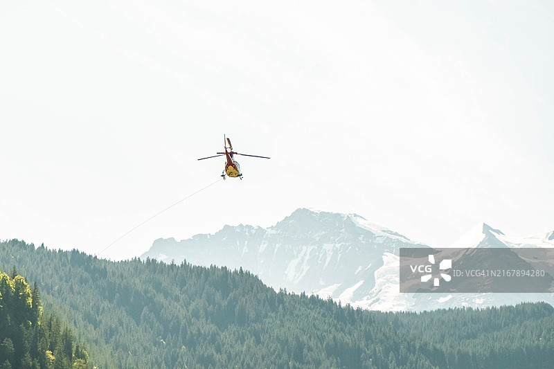 在瑞士少女峰山区飞行的救援直升机图片素材
