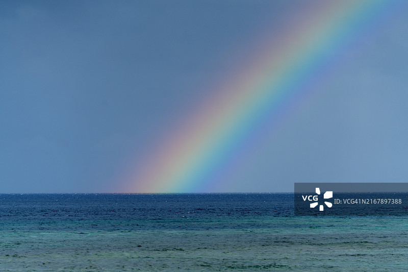 热带海洋升起的彩虹图片素材