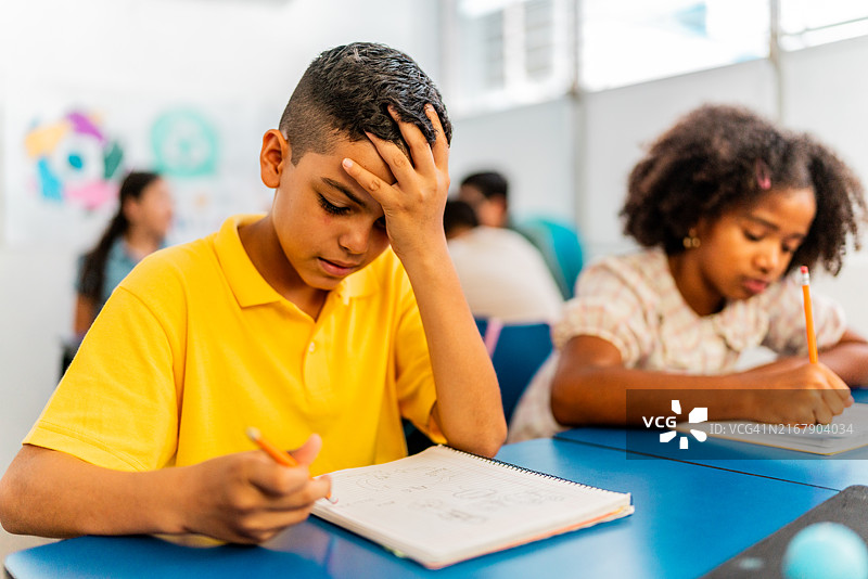 正在学习的忧虑儿童图片素材