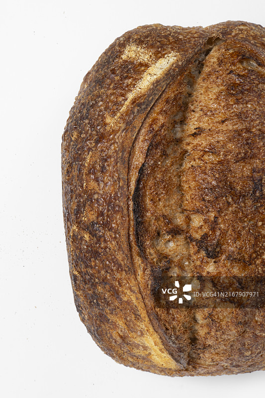 白色背景下的新鲜硬皮酸面包图片素材