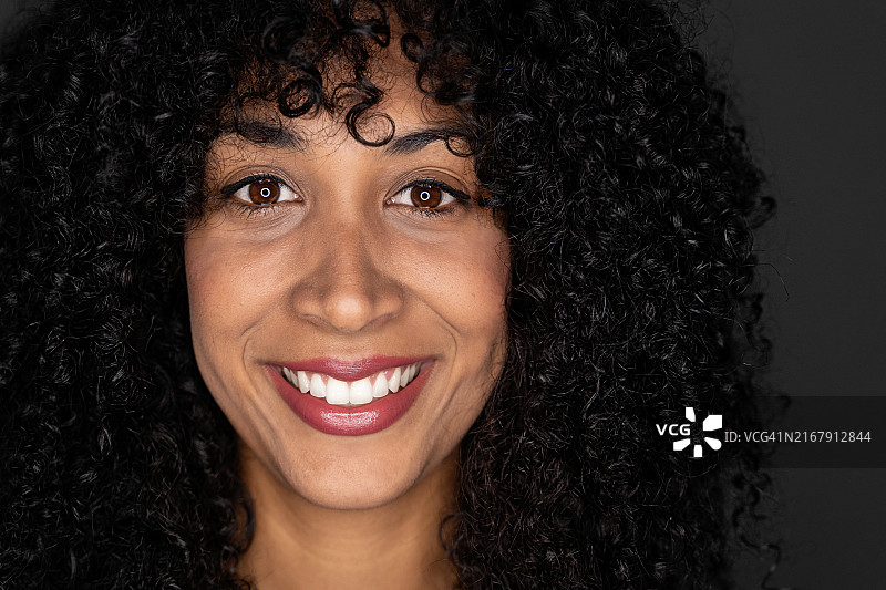 年轻美女的微笑特写，牙齿洁白图片素材