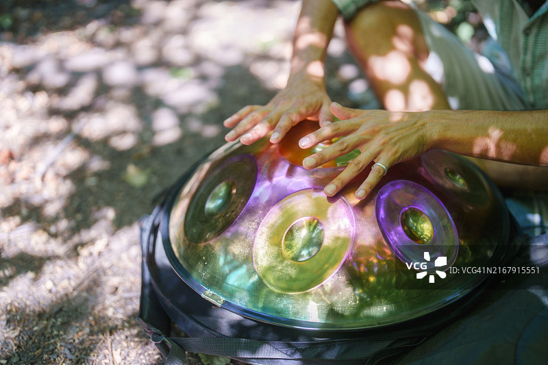 男人在森林里演奏手碟图片素材