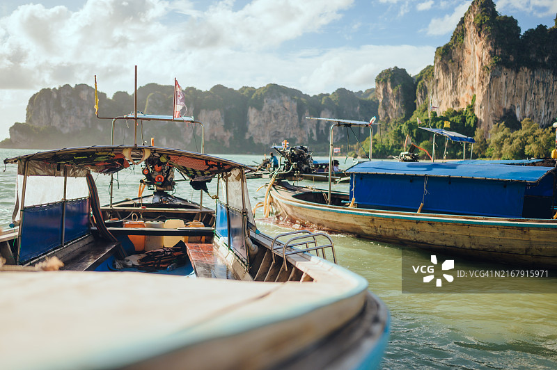 夏季泰国甲米府皮皮岛玛雅湾的长尾船图片素材