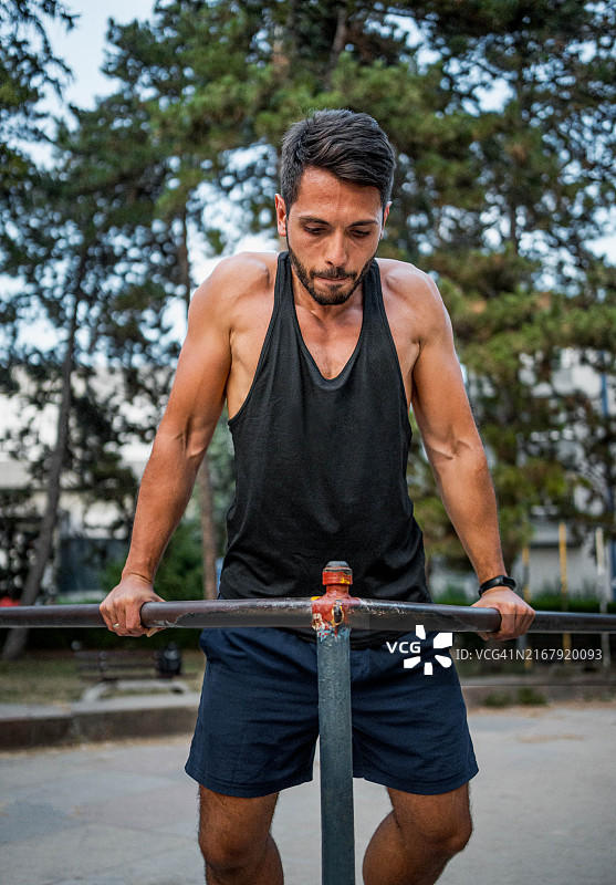 男人在户外健身房训练图片素材