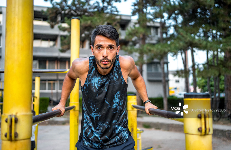 男人在户外健身房锻炼图片素材