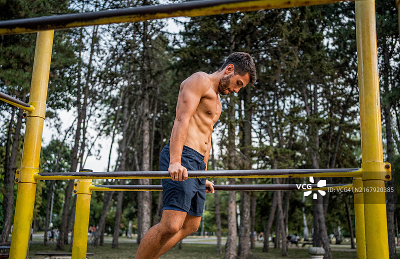 男人在户外健身房锻炼图片素材