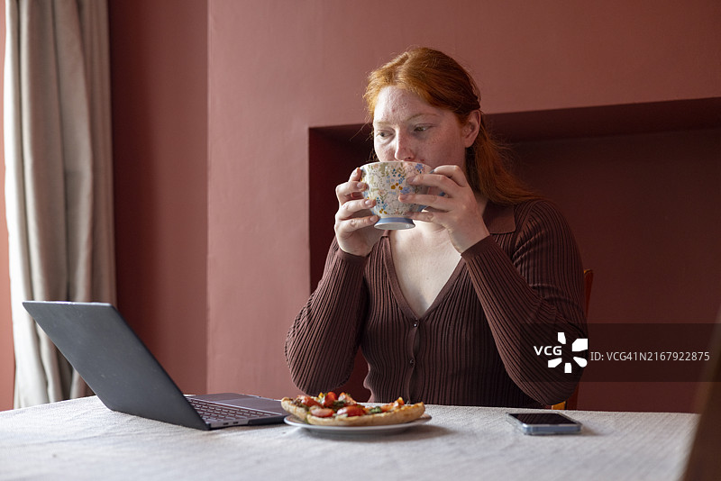 课程期间品茶图片素材