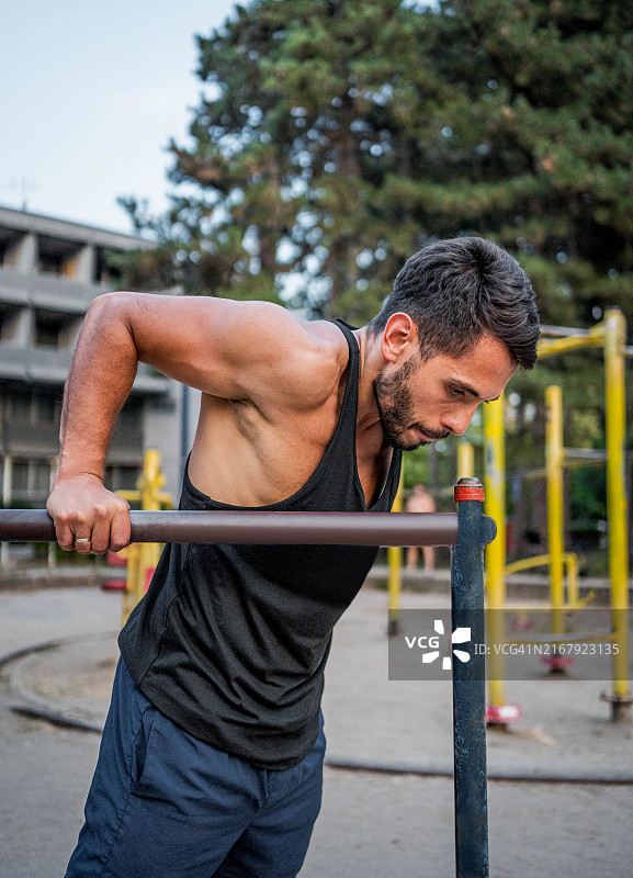 男人在户外健身房训练图片素材