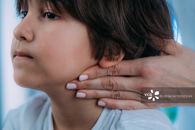 儿科内分泌医生检查男孩图片素材