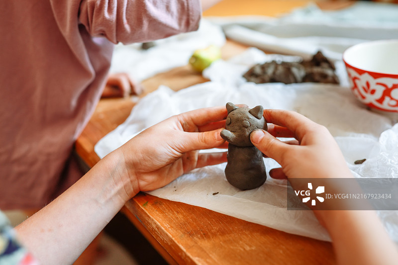 儿童用天然黏土创作特写，环保安全艺术图片素材