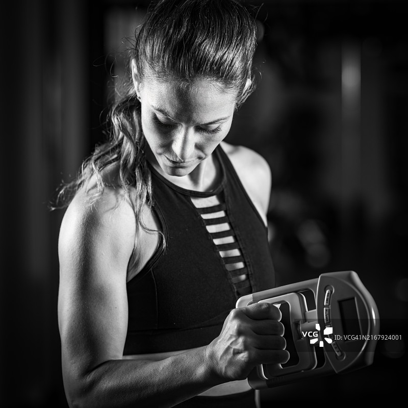 使用握力计进行握力测试图片素材