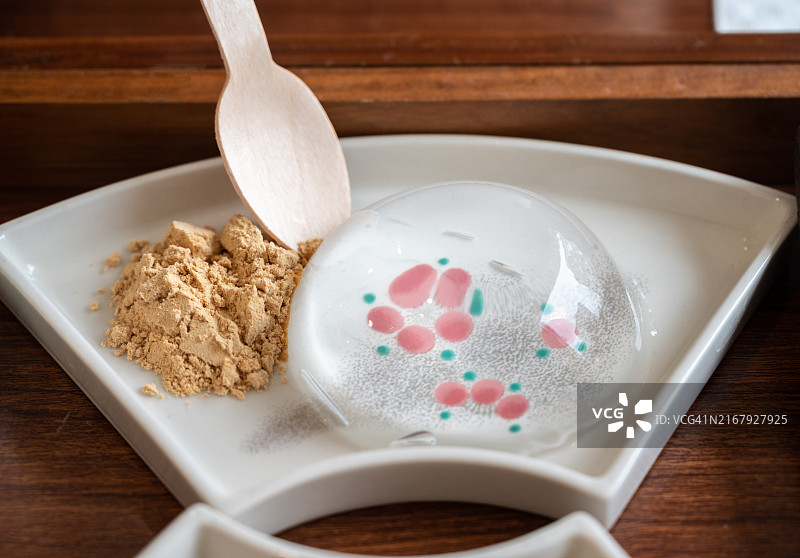 木桌上的雨滴蛋糕：一种日式和果子图片素材