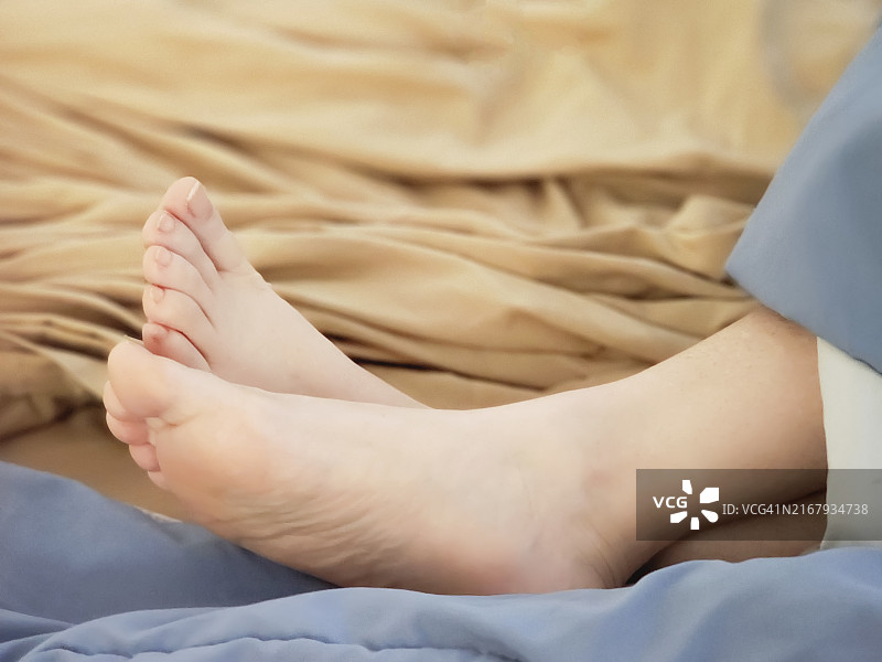 在床上休息的女人图片素材