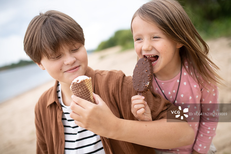 夏日海滩少女和妹妹吃冰淇淋图片素材