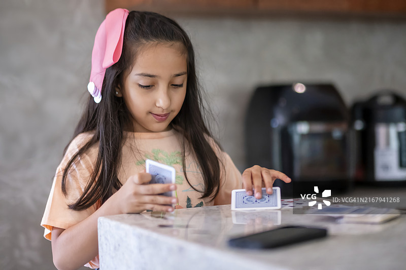 女孩在玩牌图片素材