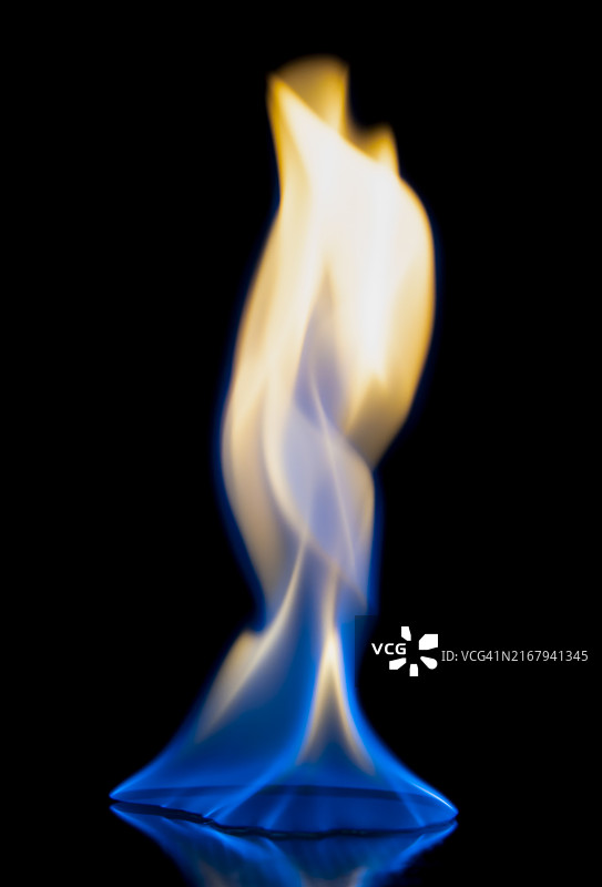黑色背景上的火焰图片素材