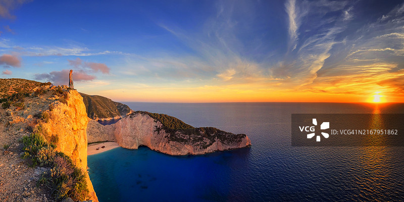 在希腊扎金索斯岛纳瓦吉奥海滩观光的女人图片素材