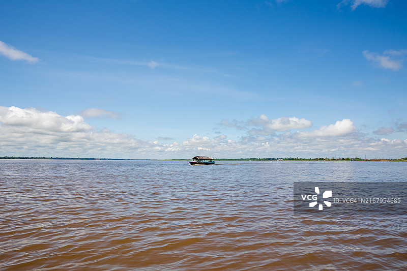 在秘鲁伊基托斯丛林中的亚马逊河上航行的帆船图片素材