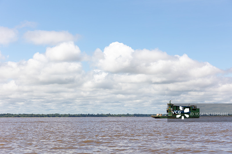 在秘鲁伊基托斯丛林中的亚马逊河上航行的帆船图片素材