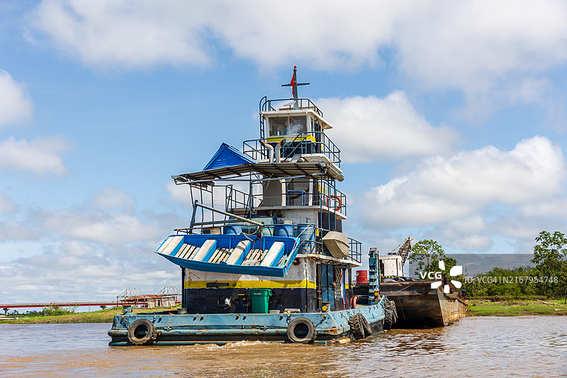 在秘鲁伊基托斯丛林中的亚马逊河上航行的帆船图片素材