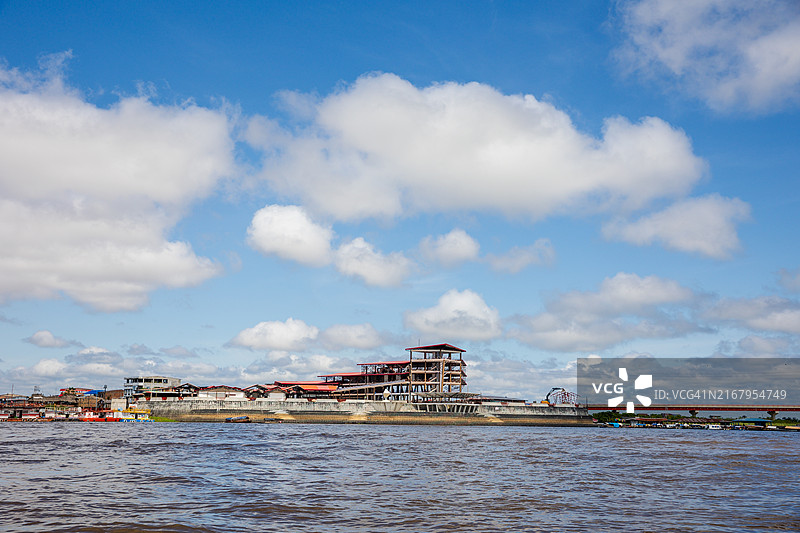 在秘鲁伊基托斯丛林中的亚马逊河上航行的帆船图片素材