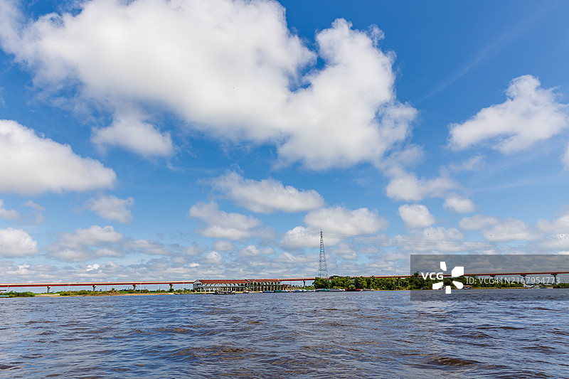 在秘鲁伊基托斯丛林中的亚马逊河上航行的帆船图片素材
