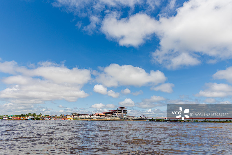 在秘鲁伊基托斯丛林中的亚马逊河上航行的帆船图片素材