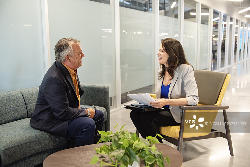 年长的男人正在与年长的女经理进行面试图片素材