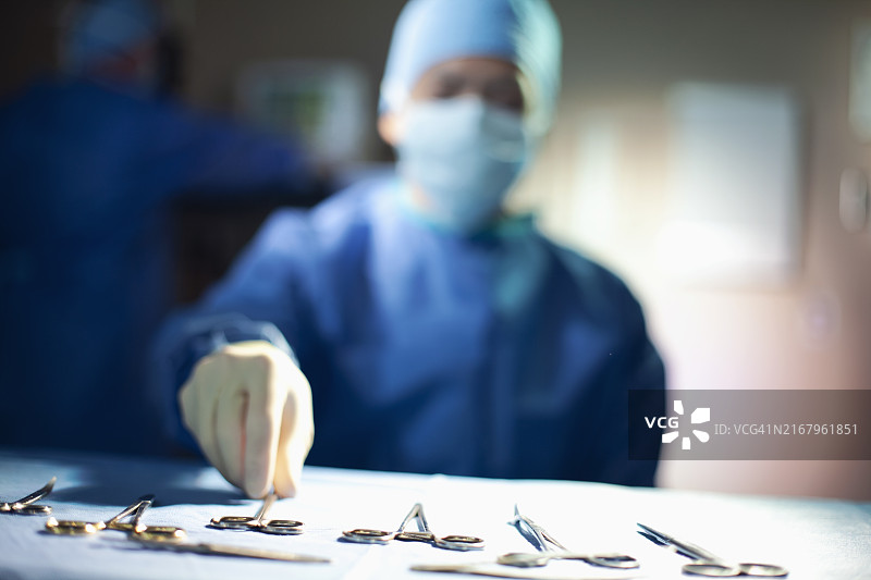 护士在手术室准备医疗器械图片素材