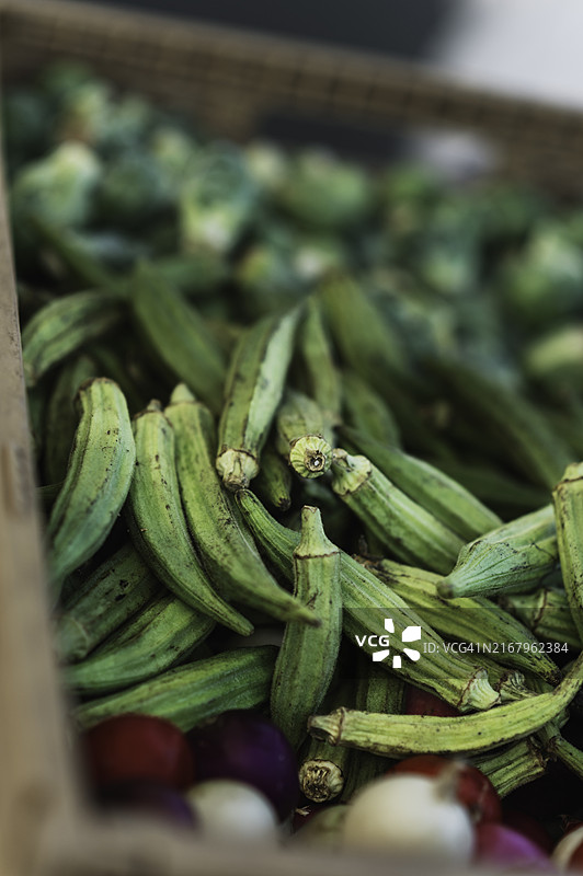 农贸市场售卖的新鲜秋葵特写图片素材