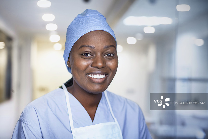 非洲裔年轻女医生在诊所的肖像图片素材