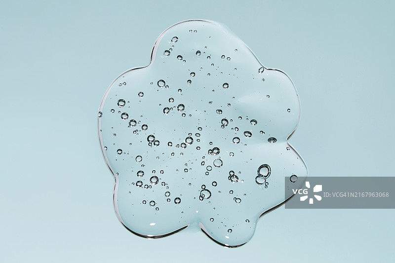 蓝色背景上的透明凝胶涂抹图片素材