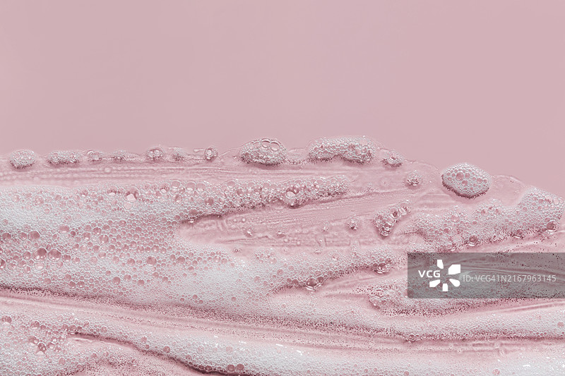 粉色背景上的白色泡沫纹理，留白图片素材