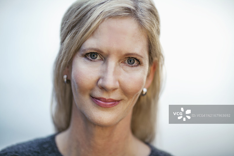 白色背景上的成熟的女商人肖像图片素材