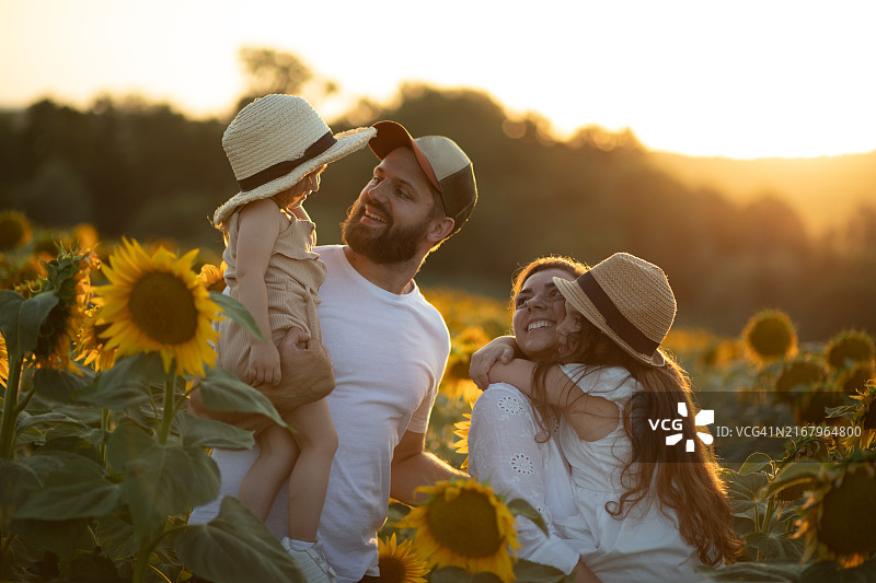 向日葵农场的可爱年轻家庭图片素材