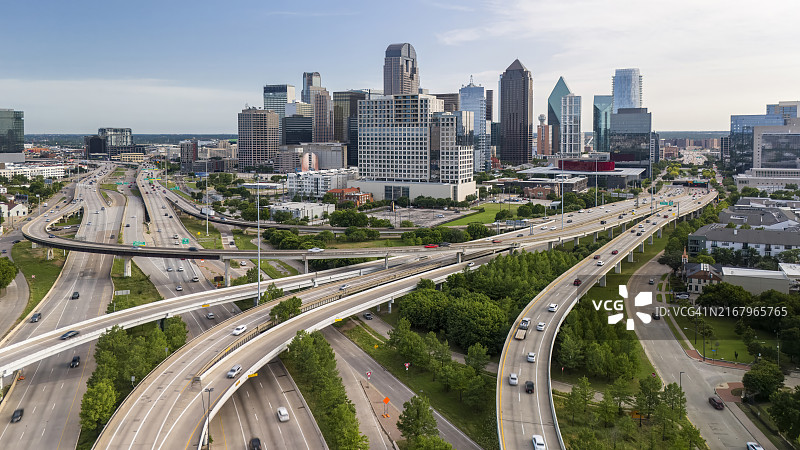北中央高速公路连接休斯顿繁华市中心与德克萨斯州达拉斯社区图片素材
