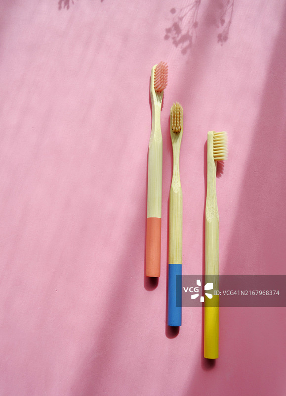 粉色背景上的木制牙刷图片素材