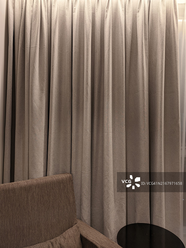 棕色窗帘背景下的桌椅图片素材
