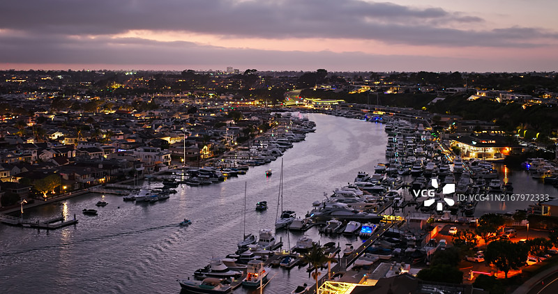 纽波特海滩和丽都岛之间海峡的薄暮船只图片素材