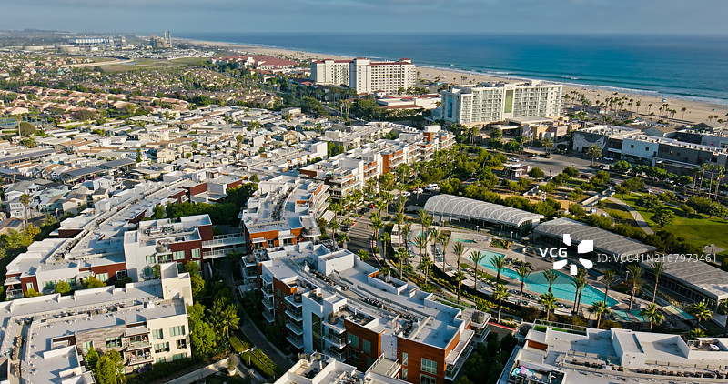 太平洋城市住宅区的无人机视角，亨廷顿海滩，橙县图片素材